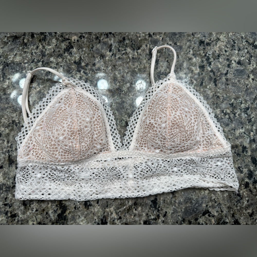 Victoria Secret no wire bra size xs
Lightly worn if at all